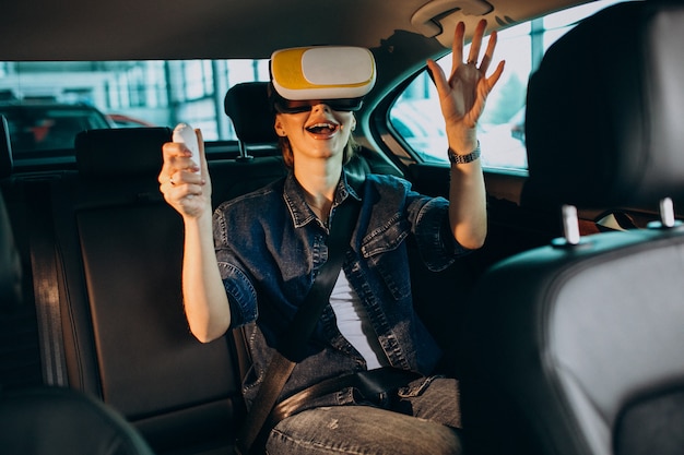 Inside a connected car with passengers enjoying VR entertainment, illustrating the possibilities of 5G for in-car experiences.