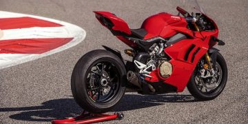 2025 Sportbike Kings: Ducati Panigale V4 S vs. Aprilia RSV4 Factory - Cover Image