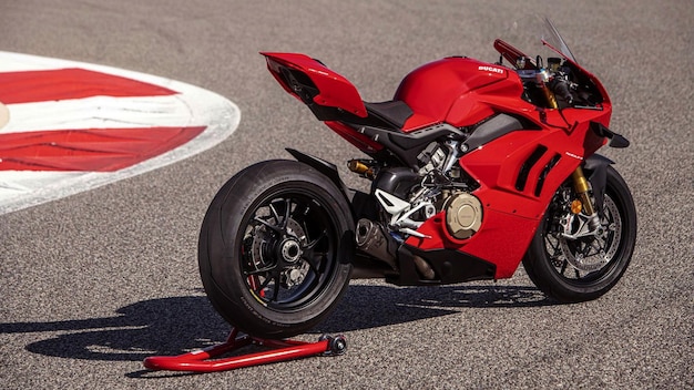 2025 Sportbike Kings: Ducati Panigale V4 S vs. Aprilia RSV4 Factory