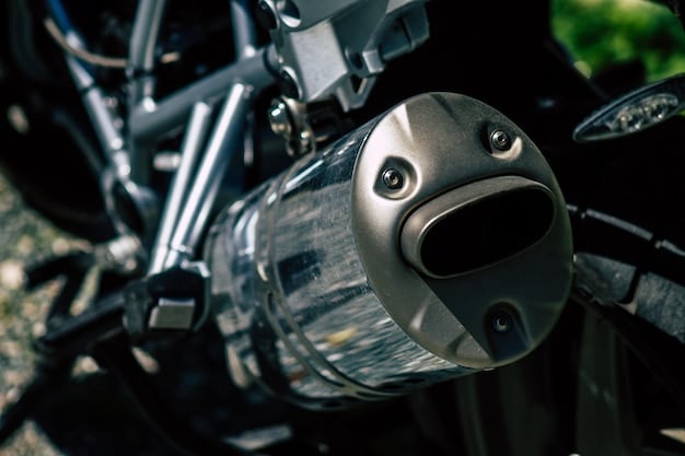 Close-up do motor da Kawasaki Z900 2025, destacando os detalhes do cabeçote e do sistema de escapamento. A imagem deve transmitir a robustez e a tecnologia do motor.