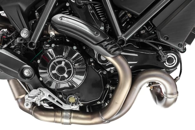 Close-up do motor CP2 da Yamaha MT-07 2024, mostrando detalhes da arquitetura do motor e componentes.